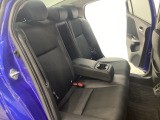 リアシートは足元も広く、長距離運転になってもゆったりとできるように、カップホルダー付きアームレストがついてます。