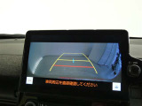 バックガイドモニター付き。車両後方の映像をナビ画面に表示し、駐車などの後退操作をサポートします。