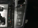 シフトレバー操作部。電動パーキングブレーキ&ホールド機能付きで、快適な運転をサポートしてくれます♪