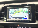 【バックカメラ】駐車時に後方がリアルタイム映像で確認できます。大型商業施設や立体駐車場での駐車時や、夜間のバック時に大活躍!運転スキルに関わらず、今や必須となった装備のひとつです!
