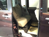 ゆったり座れるリアシート。足元が広々としていて、乗り心地も良いですよ!