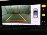★ギアをリバースに入れることで後方車両、ガイドラインが表示され安全確認のサポートをします★