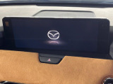 【マツダコネクト】車内の雰囲気にマッチした一体型タイプのディスプレイ。各種車輌設定やBluetooth再生等、様々な機能が楽しめます。専用SDカードのご購入で、ナビ機能も使用出来ます。