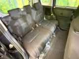 後部座席も気になるようなキズ・汚れやへたり等、大きなダメージはなく、良好な状態です。