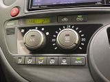 【オートエアコン】一度お好みの温度に設定すれば、車内の温度を検知し風量や温度を自動で調整。暑い&hellip;寒い&hellip;と何度もスイッチ操作をする必要はありません。快適な車内空間には必須の機能ですね♪