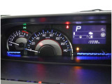 とっても見やすいメーターです。夜間時はラグジュアリーな気分にさせてくれる照明が魅力ですので、夜のドライブも楽しみになりますよ♪