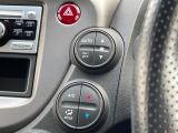 【オートエアコン】一度お好みの温度に設定すれば、車内の温度を検知し風量や温度を自動で調整。暑い&hellip;寒い&hellip;と何度もスイッチ操作をする必要はありません。快適な車内空間には必須の機能ですね♪