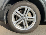 19インチ純正アルミホイール装備 全車両に標準装備の純正アルミホイールは、純正ならではのバランスの良いデザインと、走行安定性をお楽しみ頂けます。