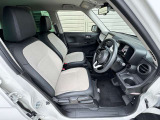 フロントコンビシート(プライムスムース&トリコット)★運転席、助手席ともにゆったり座れるセパレートシート☆一人ひとりがゆったりと座れます☆しっかりと身体を支えるかたちになってます♪