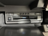 【ETC2.0(DSRC/ITSスポット)】ETCカードを挿入すれば料金所はノンストップで通過できます。ETC限定の割引や、高速道路の情報提供サービスを利用できます。