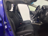 広い足元にゆったり座れるシートには肘掛けも装備しており長距離の運転でも疲れにくくなってます。女性でも運転がしやすいように、シートの高さ調整機能(シートリフター)がついています。