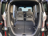 セカンドシートを収納すると・・・フラットなラゲッジスペースの完成です!!操作も分かりやすく、作業も簡単です!!