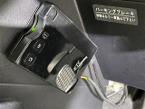 【ETC】有料道路を利用する際に料金所で停止することなく通過できる、ETC車載器(ノンストップ自動料金収受システム機器)が装備されています。セットアップを行うことで利用可能になります。