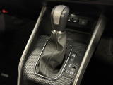 【フロアシフト】直感的な操作性や手に取りやすいレバー位置が特徴です。MTモードはエンジンブレーキやパワフルな加速を要する際など様々なケースで活躍。