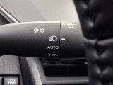 【オートライト】車外の明るさに応じて、自動的にライトの点灯・消灯をしてくれます。