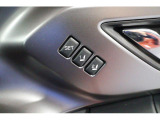 運転席のシートポジションを2通り記憶させることができます。ボタンを押すと設定したポジションに電動で移動してくれます。