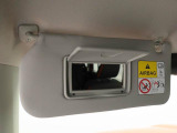 運転席、助手席のサンバイザーの裏にはバニティミラーが装備、身だしなみに役立ちます。