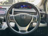 インテリアに合わせたデザインのステアリングは、運転される方のことも考え、運転しやすい形状、大きさです。是非一度、実際に触ってお確かめください。