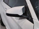 BMWのミラーは車種によって異なりますがレーンチェンジウォーニングが装備されております。詳しくは当店スタッフまでお問い合わせくださいませ。