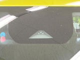 【エマージェンシーブレーキ】走行中に前方の車両等を認識し、衝突しそうな時は警報とブレーキで衝突回避と被害軽減をアシスト。より安全にドライブをお楽しみいただけます。
