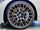 BMWの純正アロイホイールは軽量かつ強度にも優れているホイールで走行性能を引き上げる設計になっております。足元にもBMWは妥協がなくこだわっている個所になります。