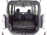 セカンドシートを倒すとさらに広々のラゲッジスペース