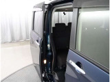 両側パワースライドドア付きだから、狭い駐車スペースなどでの 乗り降りラクラク!小さなお子さまのいるご家庭には嬉しい装備。