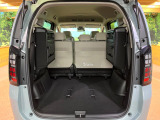 後席を格納すると、これだけの広さが!シーンに合わせたシートアレンジで、大きな荷物も積むことが出来ます♪
