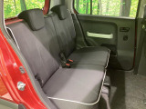 後部座席も気になるようなキズ・汚れやへたり等、大きなダメージはなく、良好な状態です。