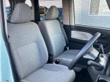 【フロントシート】高めのヒップポイントで見晴らしが良く、運転もしやすいですよ◎