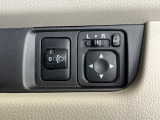 【電動格納ミラー】サイドミラーは電動格納式となっており、狭い駐車場でもキズがつくリスクを抑えられます。