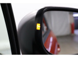 左右の後方から車やオートバイが近づくとミラーの内側が光りドライバーに注意喚起をしてくれます。