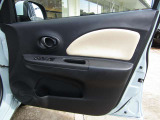 カラードドアトリム。純正ドアにアクセントでレザーをはっています。