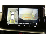 【全周囲モニター】車を上空から見下ろしたような映像をカーナビ画面に映し出し、車庫入れや縦列駐車をサポートしてくれます。