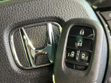 【Hondaスマートキー】カバンやポケットに入れたままでもドアの施錠・解錠が可能なスマートキーを装備。エンジンのオン・オフ時もカギを取り出す必要が無いからとっても便利です♪