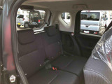 リヤシートも足元広々空間。