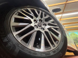 【純正18インチアルミホイール】外観にマッチした純正アルミホイールを装着しております。各種社外アルミホイールや、スタッドレスタイヤも取扱いしております。是非ご相談ください♪