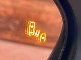 【ブラインドスポットモニター】走行中、ドアミラーの死角になりやすい箇所に後続車が接近するとサイドミラーのレンズに警告を表示!ドライバーに注意喚起をしてくれます。