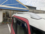 ルーフレール付き。車内に積みきれない荷物を車外に積載することができて便利です。キャンプやスノボで重宝しますね♪見た目もスタイリッシュでかっこいいですよ!