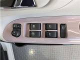 パワーウィンドウのスイッチですよ。 運転席に居ながら窓を開け閉めのコントロールできますよ。 ロック機能で、子供がイタズラして窓を開けるという事も無くなりますよ。