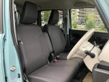 【フロントシート】高めのヒップポイントで見晴らしが良く、運転もしやすいですよ◎運転席アームレストがついているので長距離運転時の疲労軽減になりますよ◎