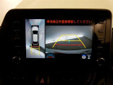 パノラミックビューモニターを装備。駐車場や交差点で周囲の安全確認をサポートします。