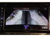 左右側面カラーモニターも装備。駐車枠や隣のクルマなど周囲との位置関係がよくわかり、駐車しやすいですよ。運転席からは目視できない助手席側の側面も見えますので、路肩に幅寄せする際なども安心です。