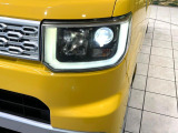【LEDヘッドライト】悪天候や夜間走行時も良好な視界を確保し安心して運転できる高輝度LEDヘッドライトを装備!点灯速度が早く、消費電力も抑えられています。