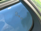【ブラインドスポットモニター】走行中、ドアミラーの死角になりやすい箇所に後続車が接近するとサイドミラーのレンズに警告を表示!ドライバーに注意喚起をしてくれます。