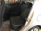 リヤシートも足元広々空間。