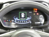 とっても見やすいメーターです。夜間時はラグジュアリーな気分にさせてくれる照明が魅力ですので、夜のドライブも楽しみになりますよ♪