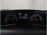 とっても見やすいメーターです。夜間時はラグジュアリーな気分にさせてくれる照明が魅力ですので、夜のドライブも楽しみになりますよ♪