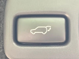 【パワーバックドア】スマートキーや運転席のボタンを押すだけでリアゲートが自動で開閉します!荷物を持っている時や、高い位置にあるバックドアを閉める際に便利な機能です♪
