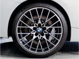 BMWの純正アロイホイールは軽量かつ強度にも優れているホイールで走行性能を引き上げる設計になっております。足元にもBMWは妥協がなくこだわっている個所になります。